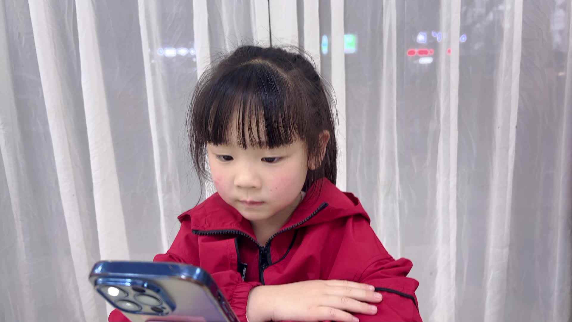 2026年3月13日大A班夏爱林～观看英语儿歌（三只小猪）