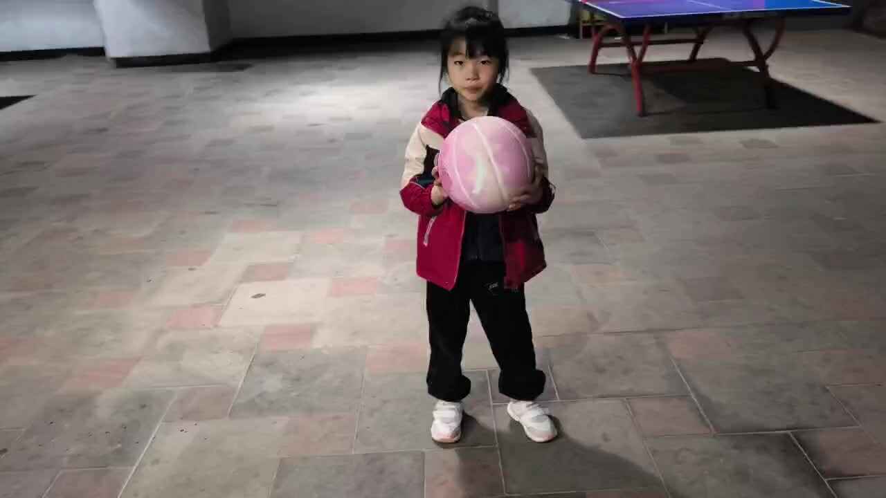 3.23  学前B班 徐子伊  拍球练习