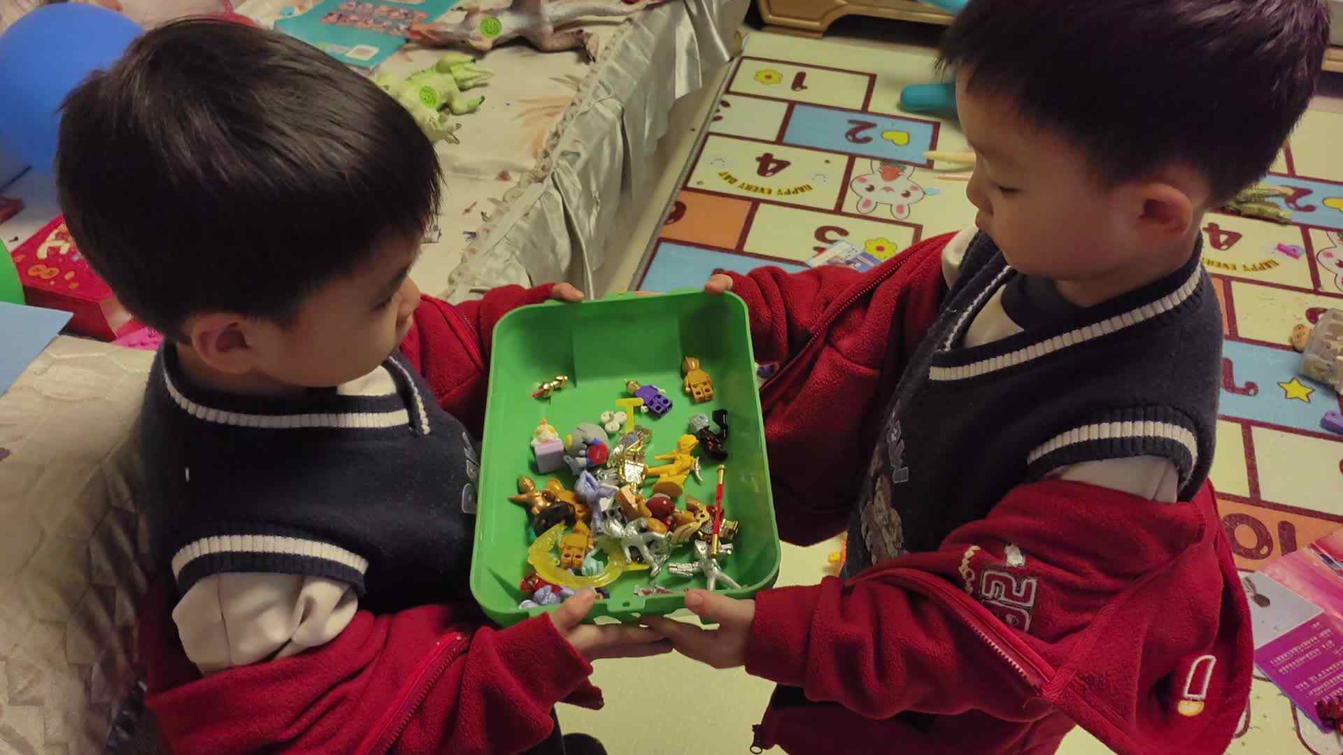 大A班2026.3.6李柯辰李柯佑递接物品.mp4