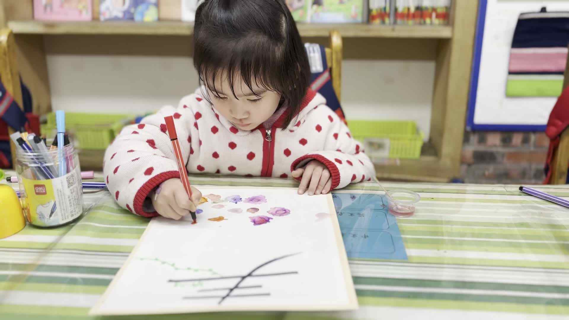 2026.3.20 实验中班  易诗珺  美工课《春分》.mp4