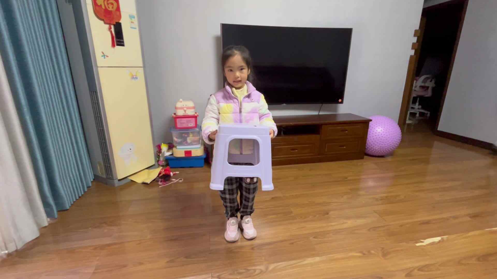 学B班李茵琪练习搬放椅子.mov