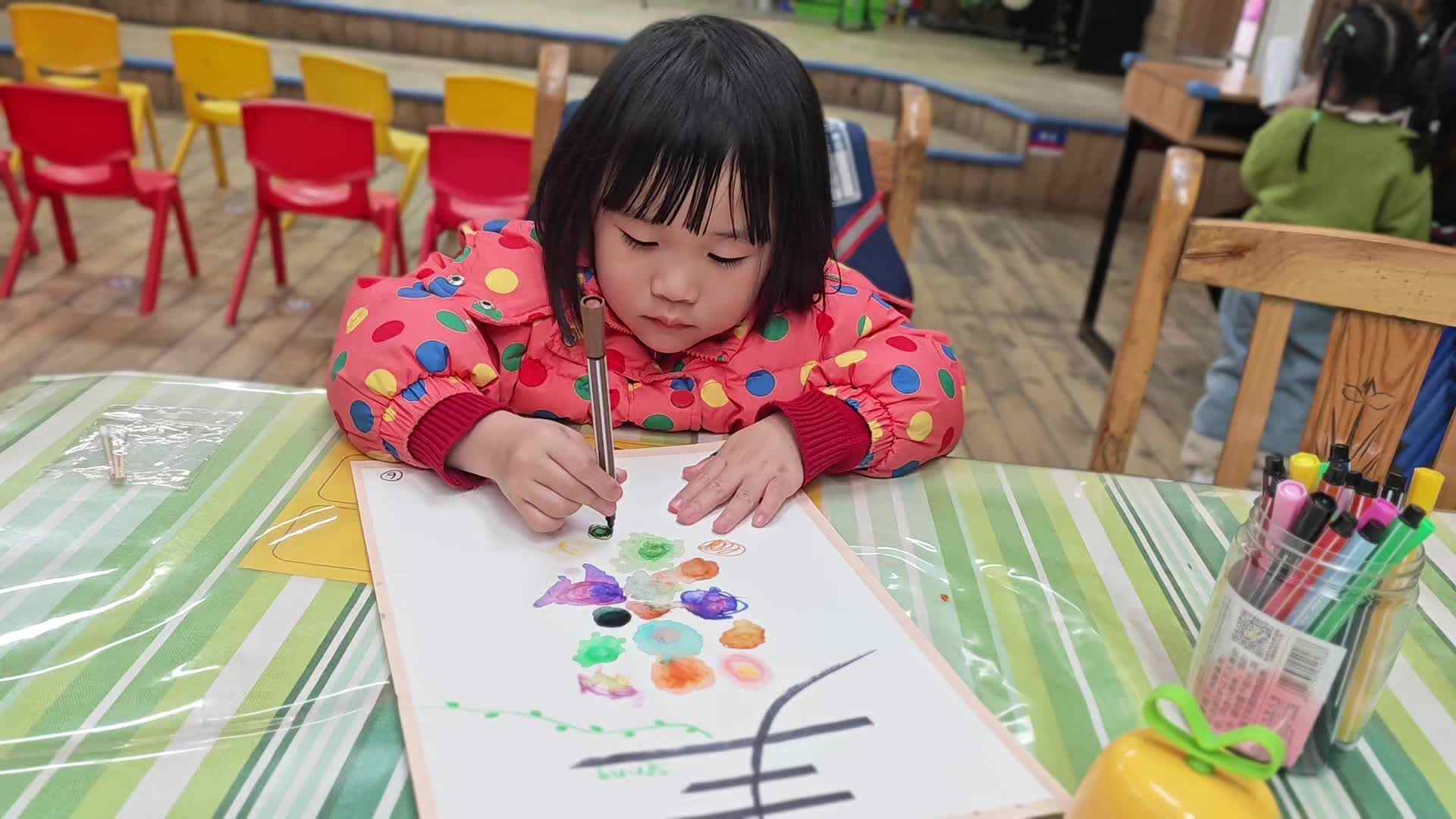 2026.3.20  实验中班 周卿羽 美工课《春分》.mp4