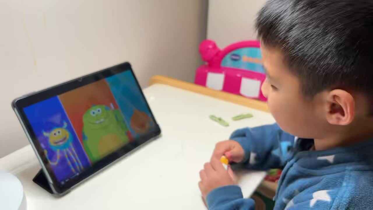 2026.3.27大A班刘奕宸观看英文视频.mp4