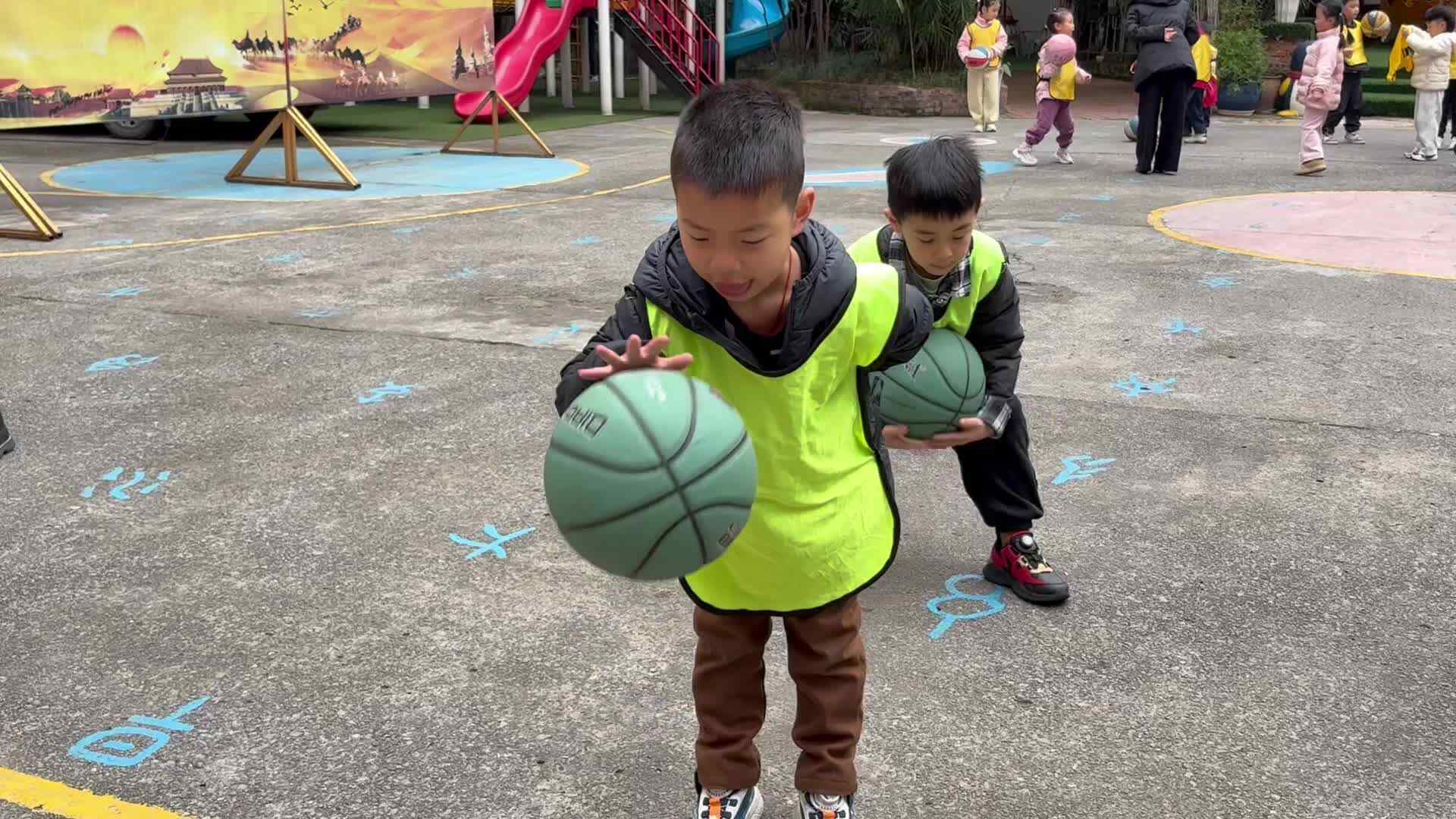 2026.3.5学前B班邓铸罡——拍篮球