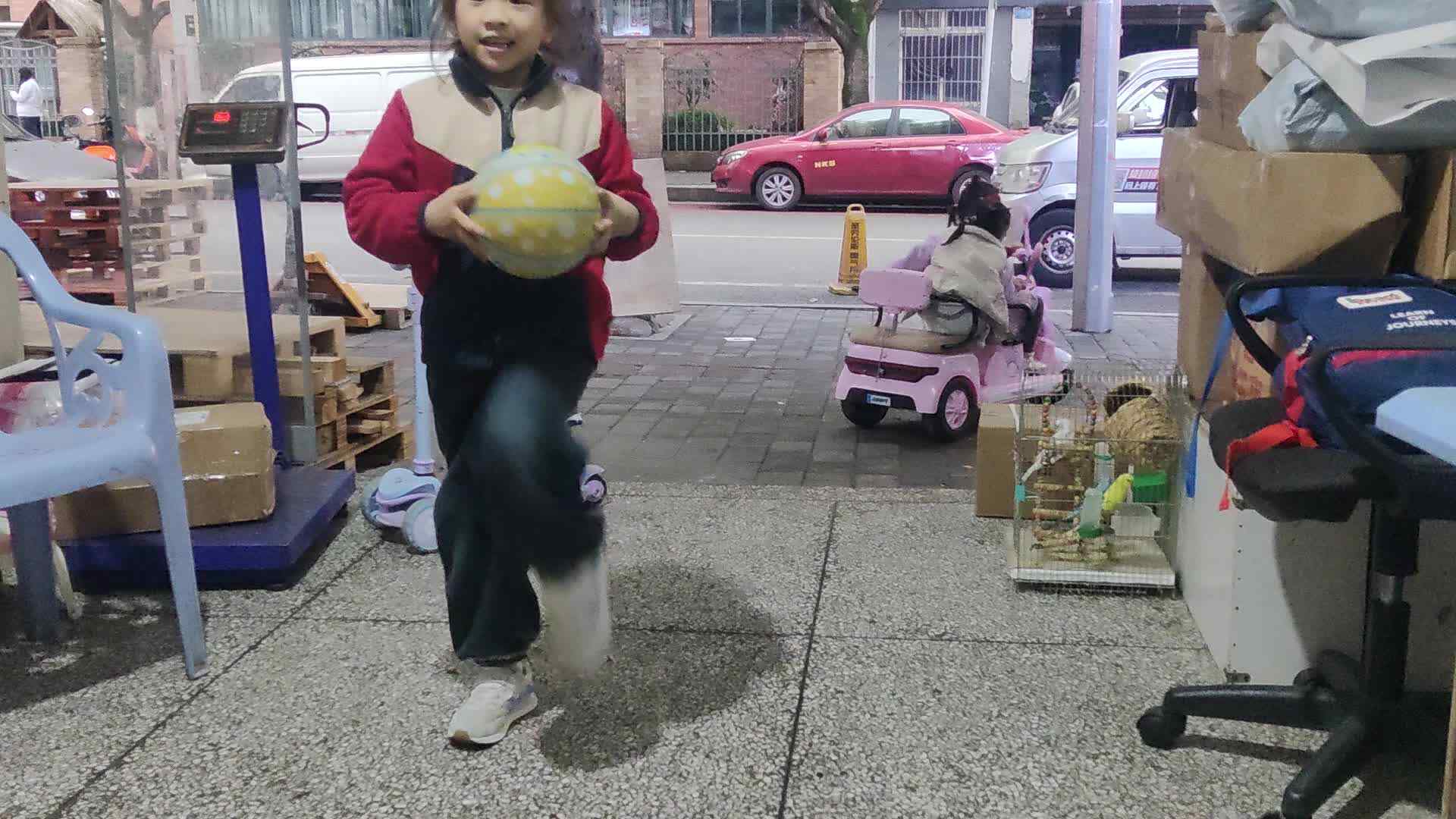 3.23学前A班唐依依拍篮球