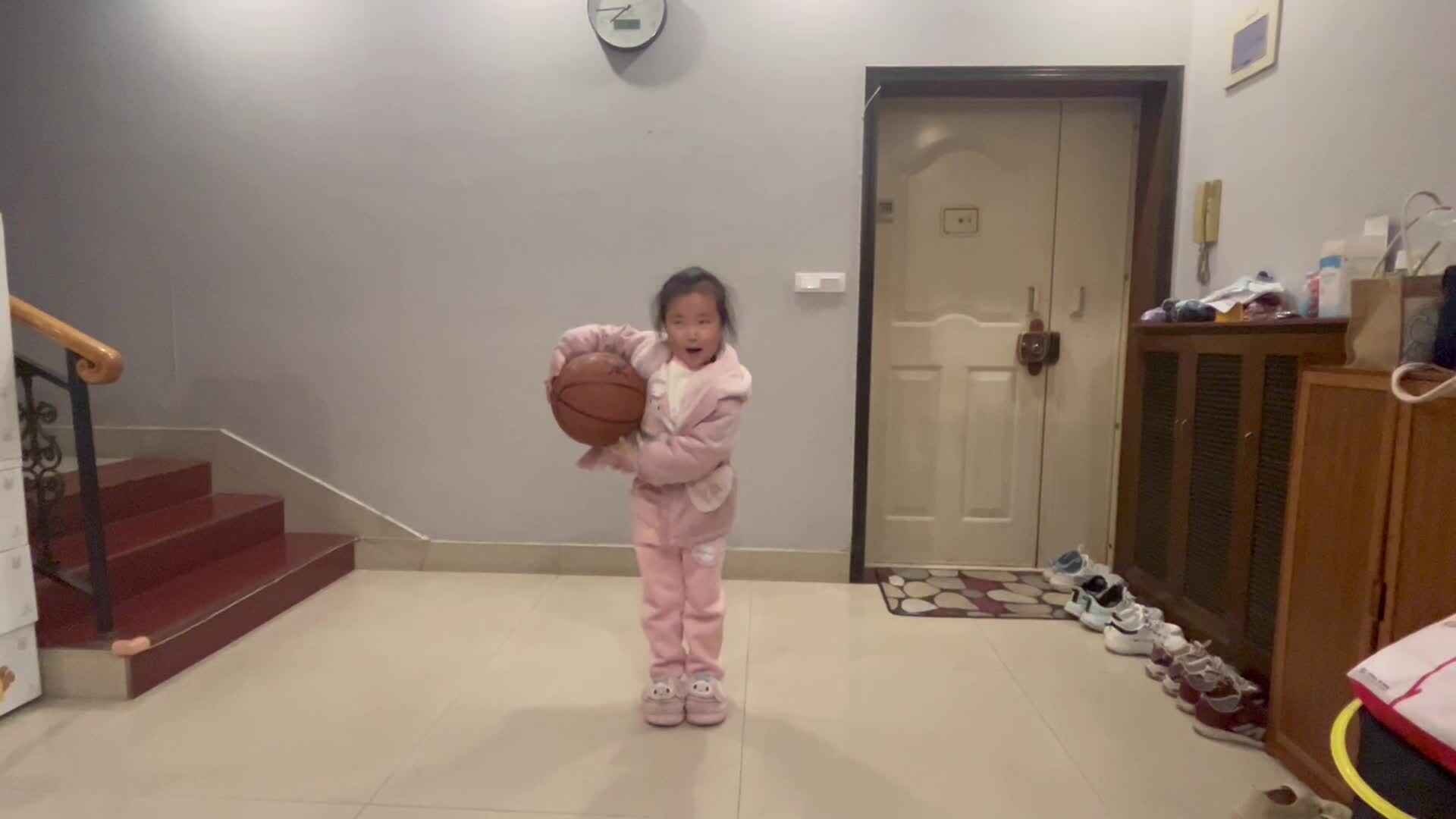 3.19学前A班赵欣奕练习拍篮球