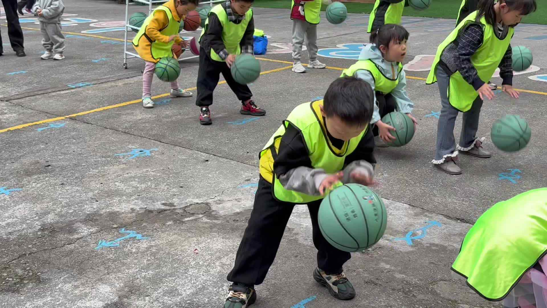 2026.3.5学前B班曹芳燊——拍篮球