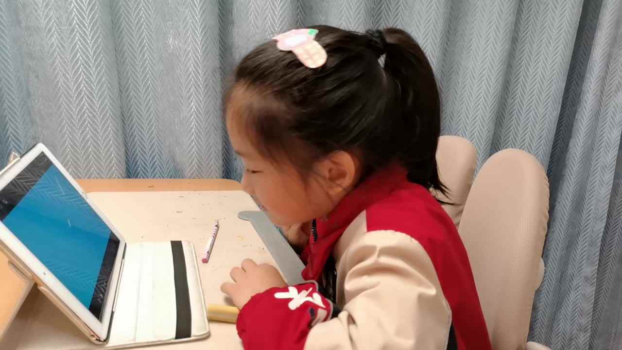 VID_20260325_190544.mp4学前B班宁汐言观看英文儿歌