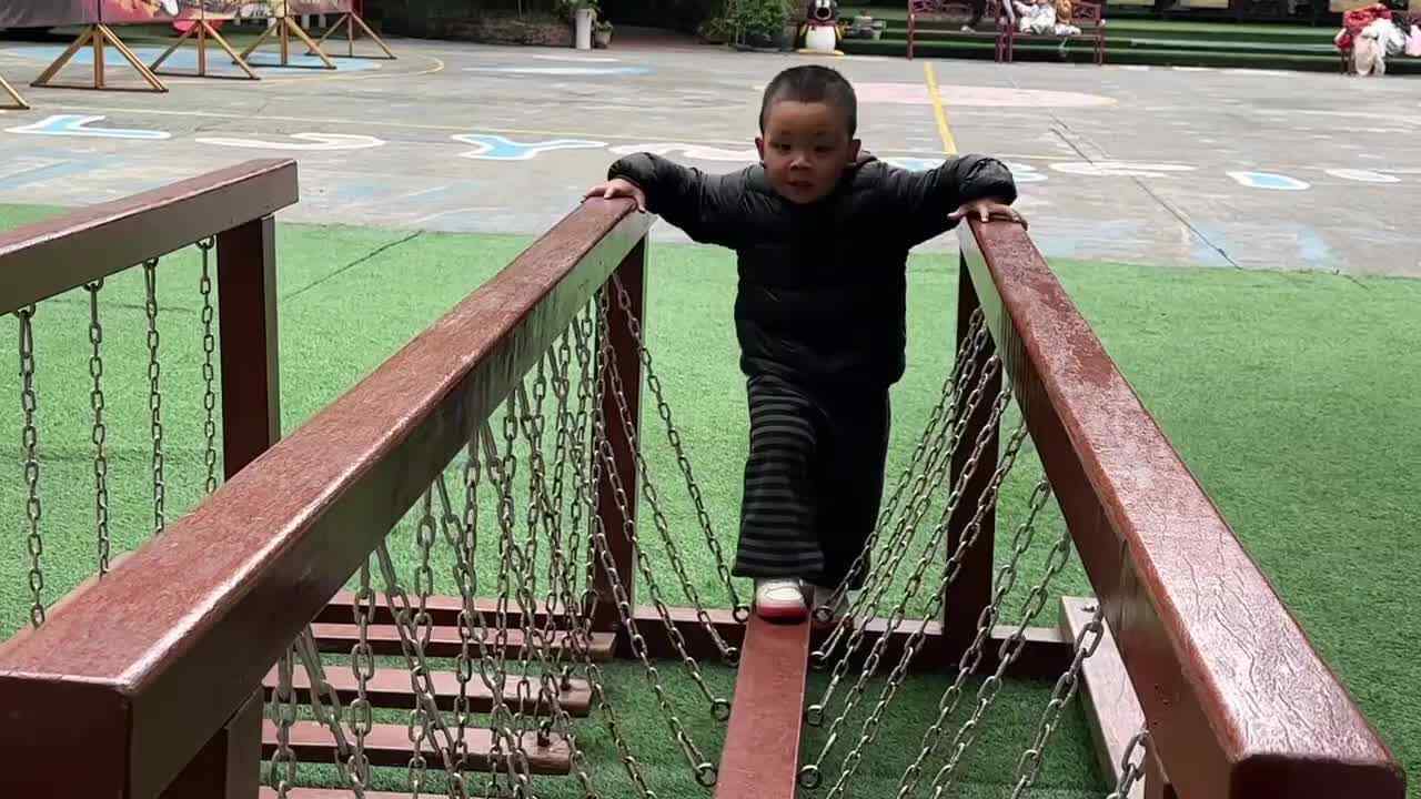 2026.3.19实验小班9号胡舒阳—玩荡桥