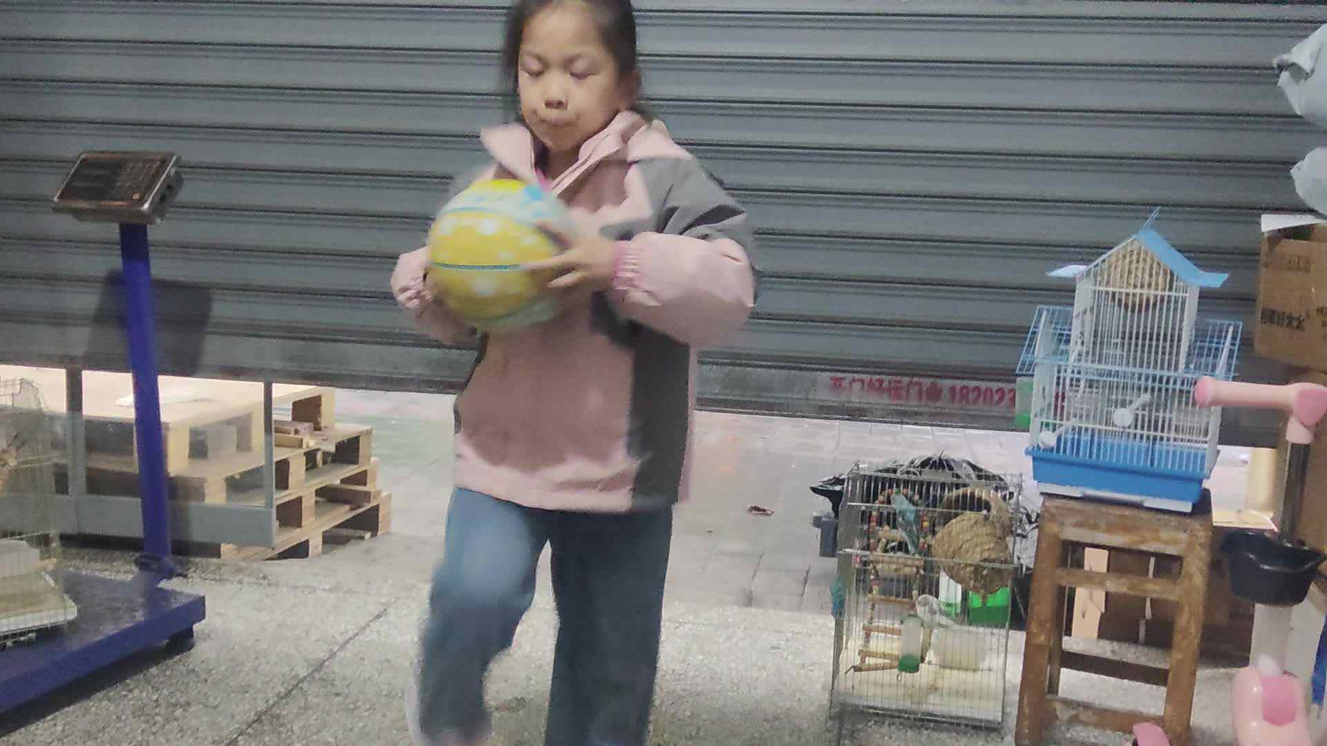 3.14学前a班唐依依拍篮球练习