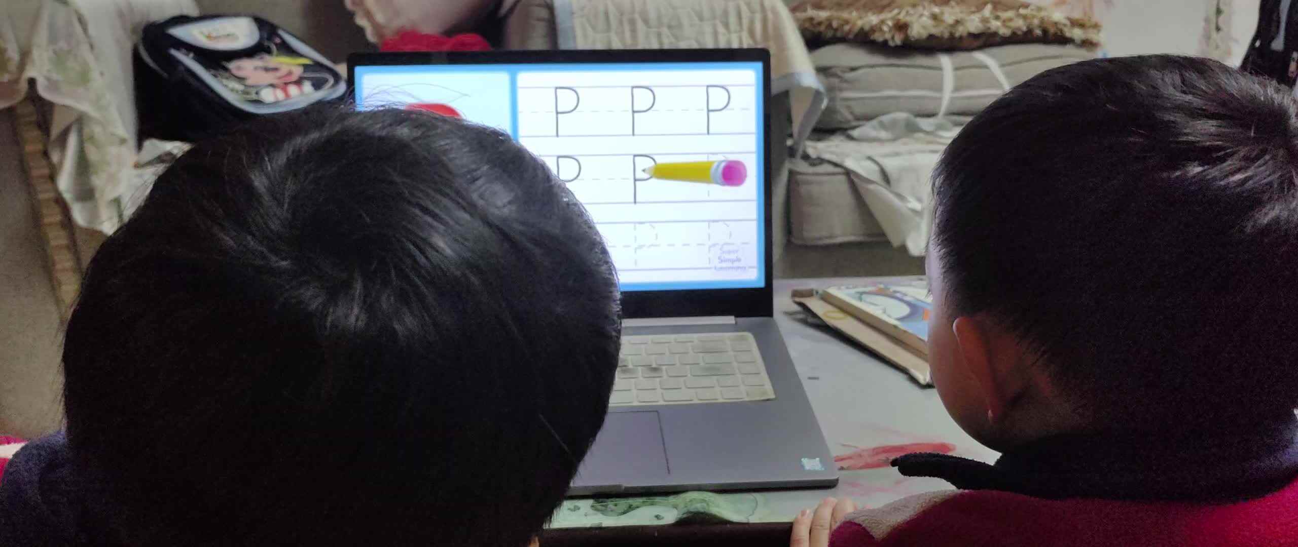 ⁣⁣⁣⁣大A班2026.3.17李柯辰李柯佑看视频P.mp4