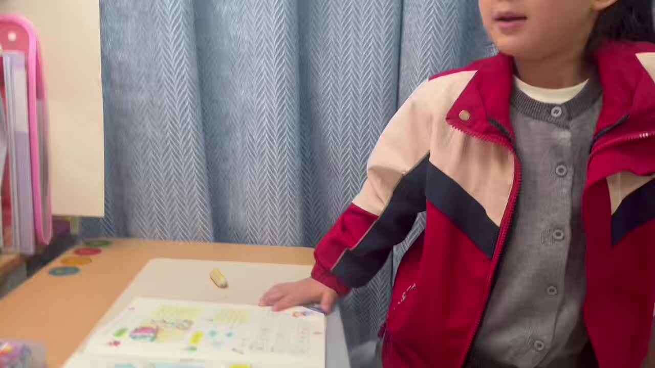 mmexport1774875109683.mp4学前B班宁汐言指读阅读识字第23~24页的内容。