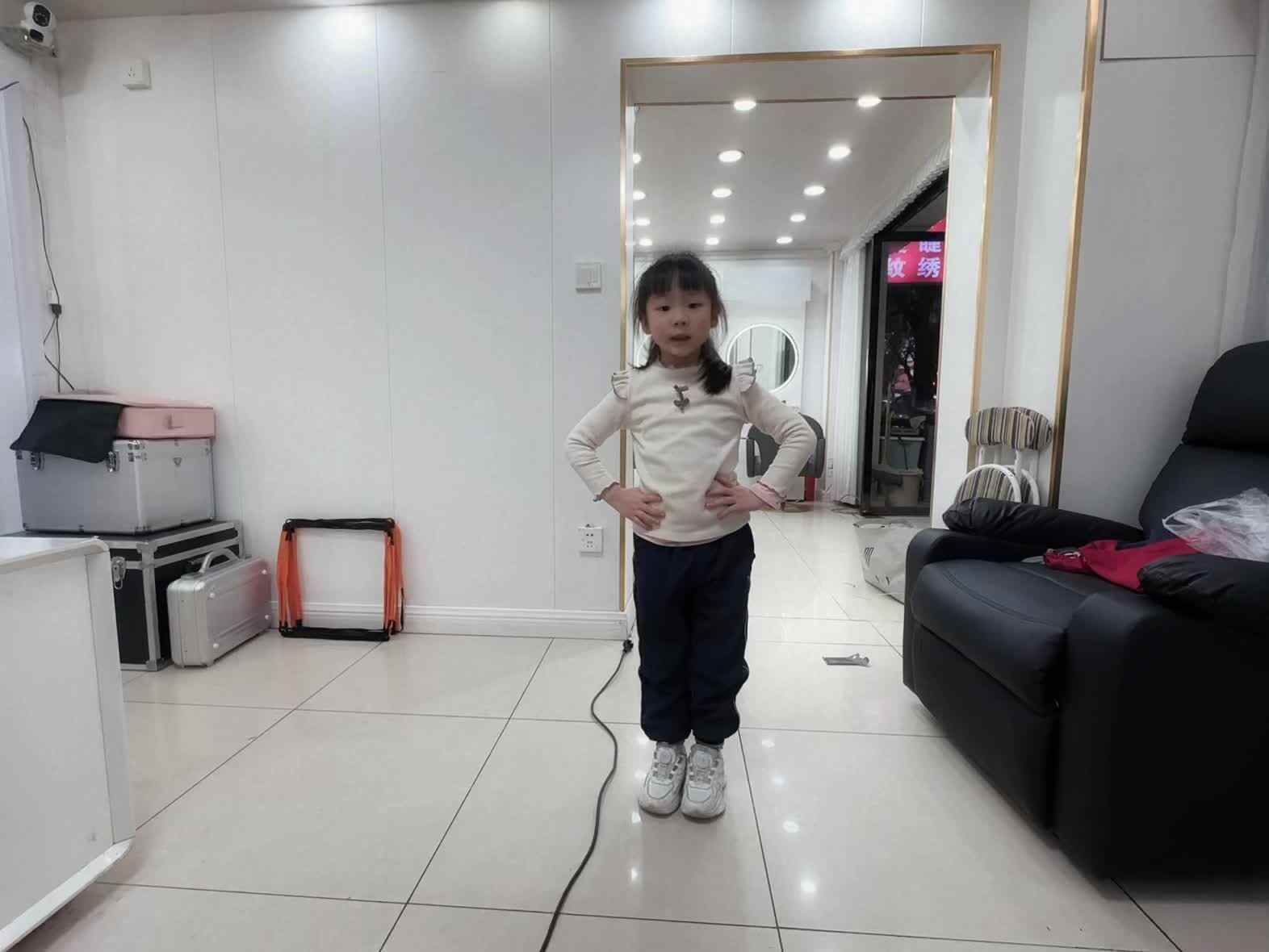 2026年3月30日大A班夏爱林～体能训练“左右跳”