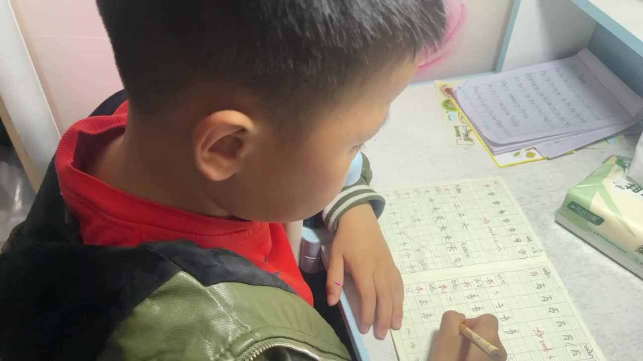 ⁣3.25 学b 田熙辰（书写汉字） trim.3BFE1376-518B-4E24-A66E-A7B273D235E0.MOV