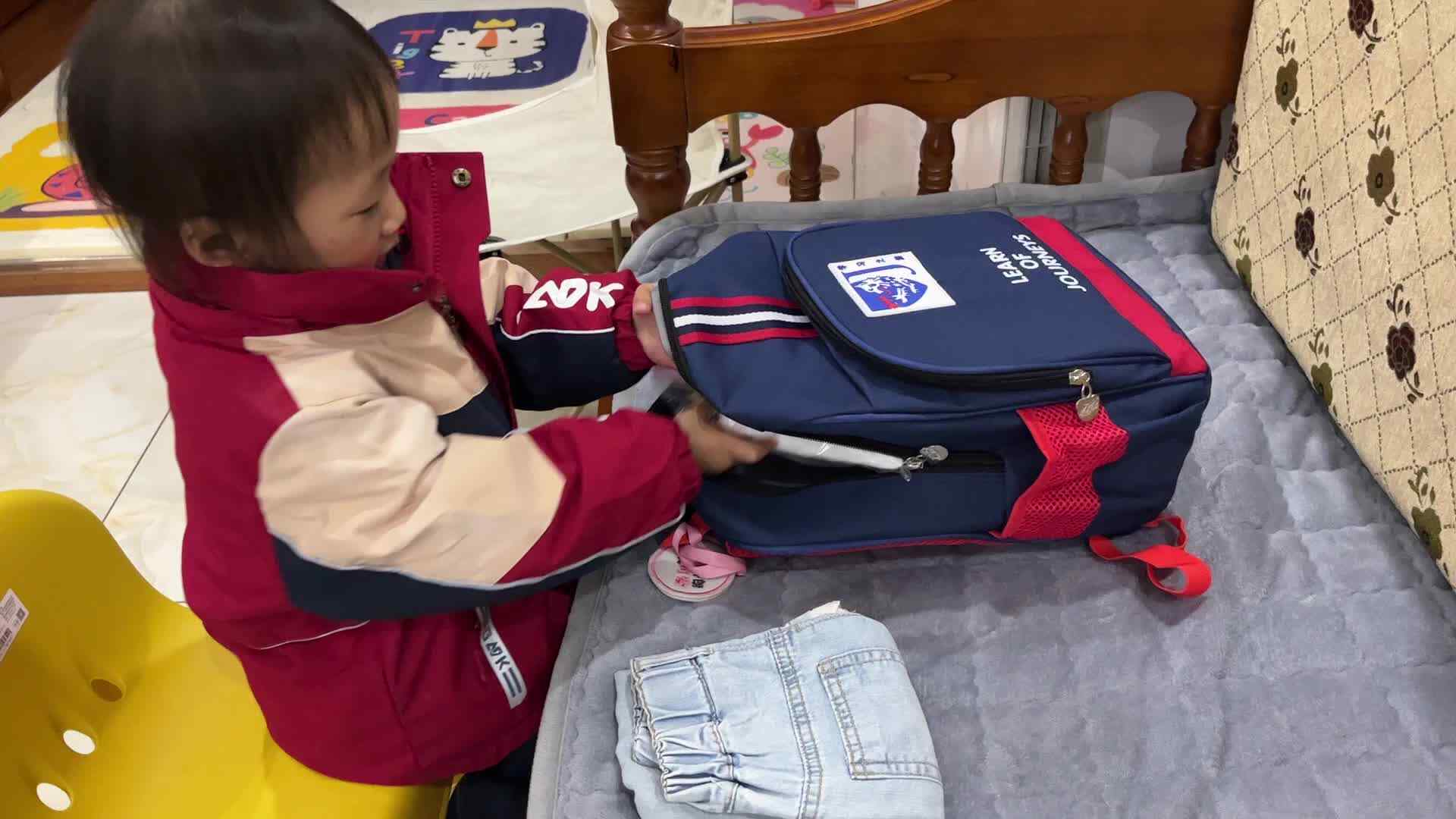 ⁣⁣实验小班11号陈舒梦整理书包练习