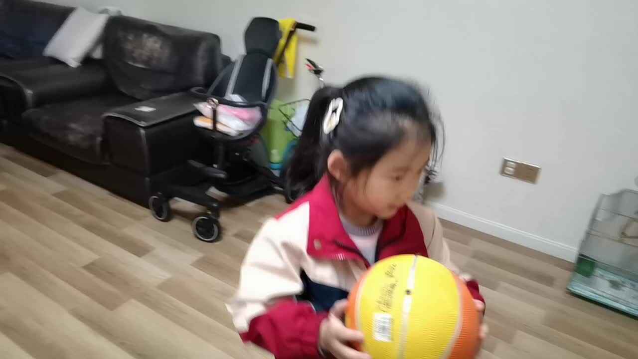 VID_20260324_190223.mp4学前B班宁汐言体能训练，篮球操练习。