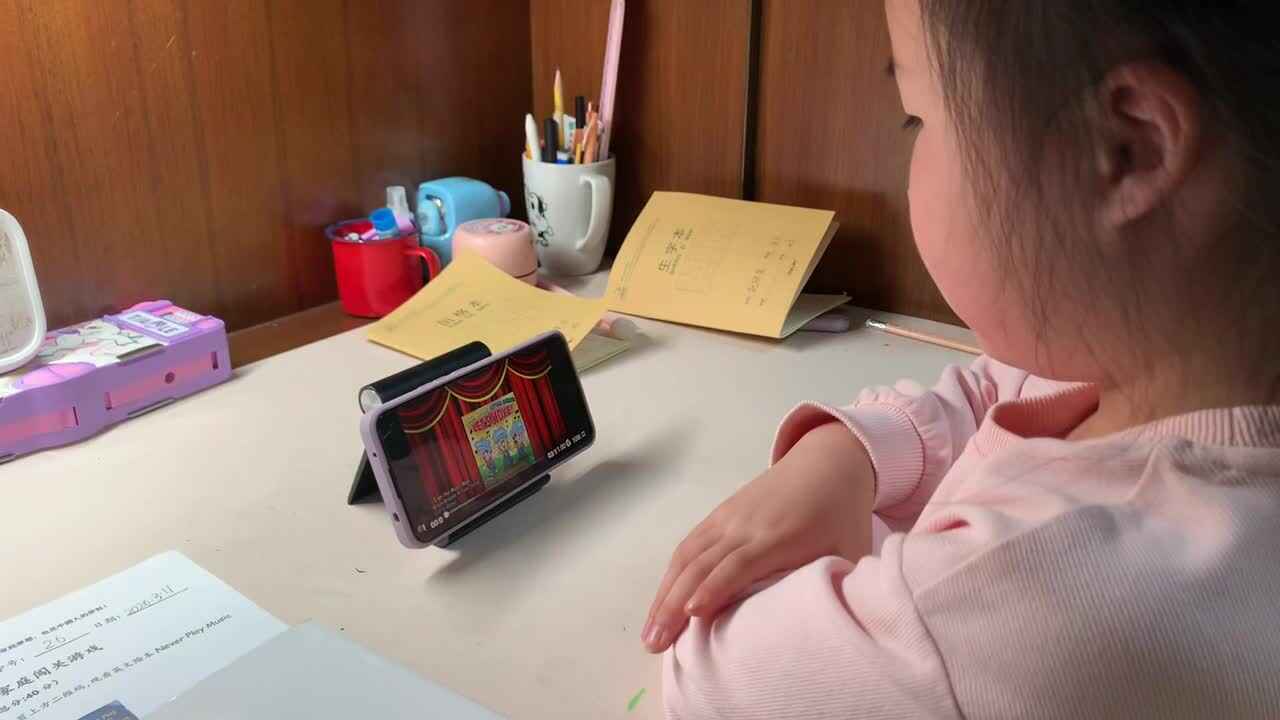 3.11学前A班赵欣奕观看英语儿歌视频