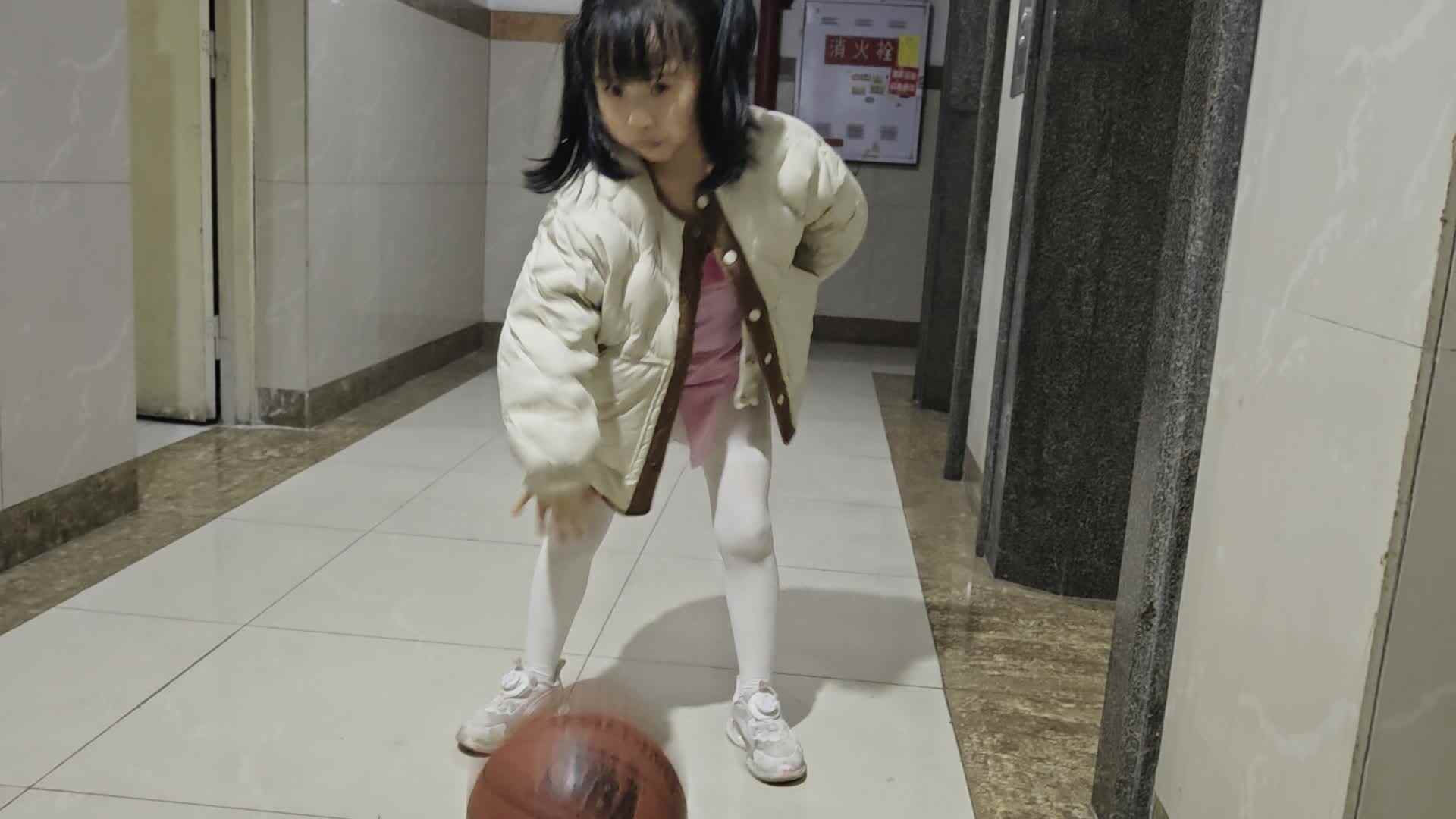 20260304学A于陈昱《单手拍球》.mp4