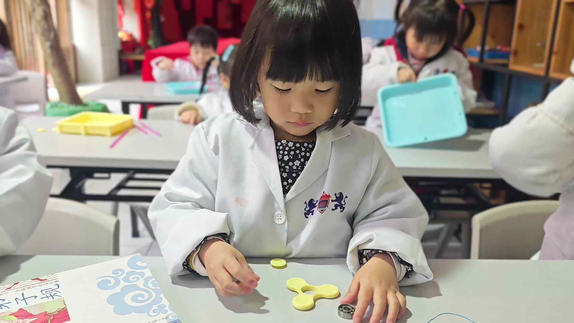 2026.3.18  实验中班 周卿羽 科学实验 《神奇的摩擦力》.mp4