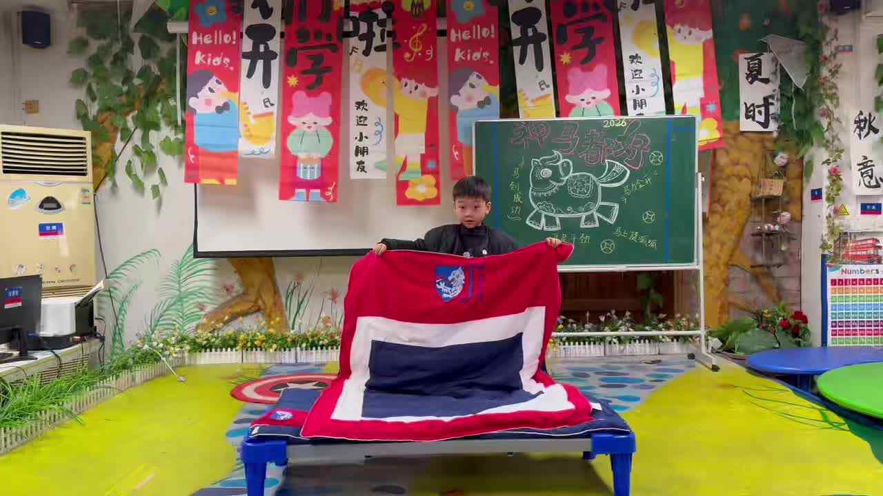 实验1班14号刘沈潇整理床铺.mp4