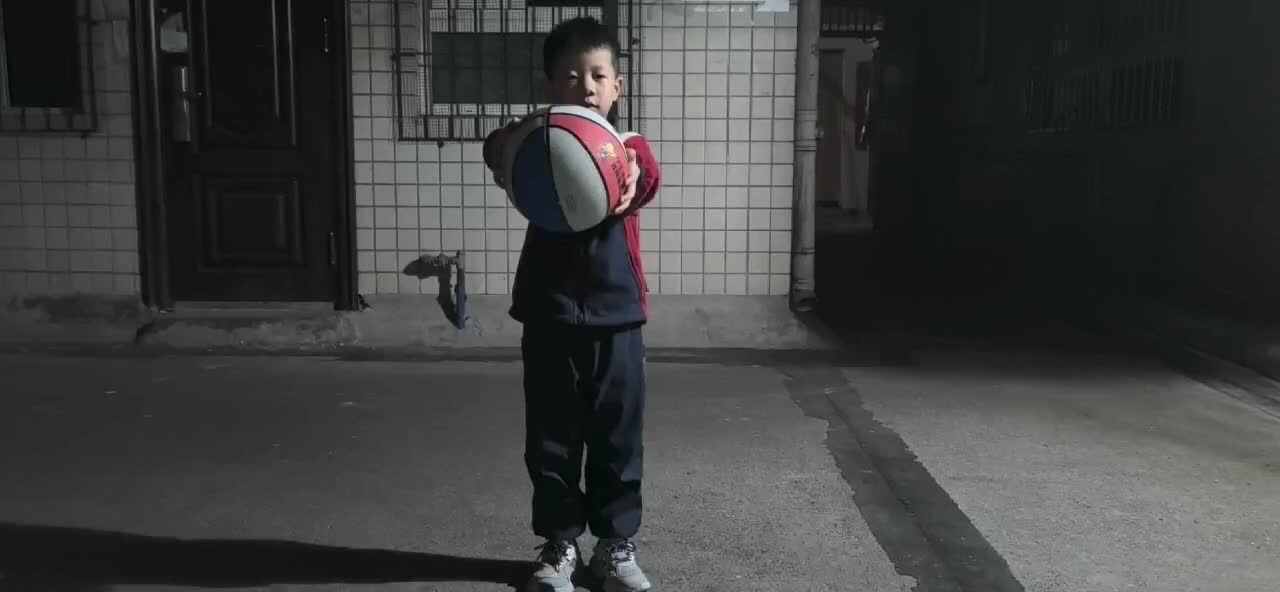 学前A班 钟昊彦《3.10日拍球练习》.mov