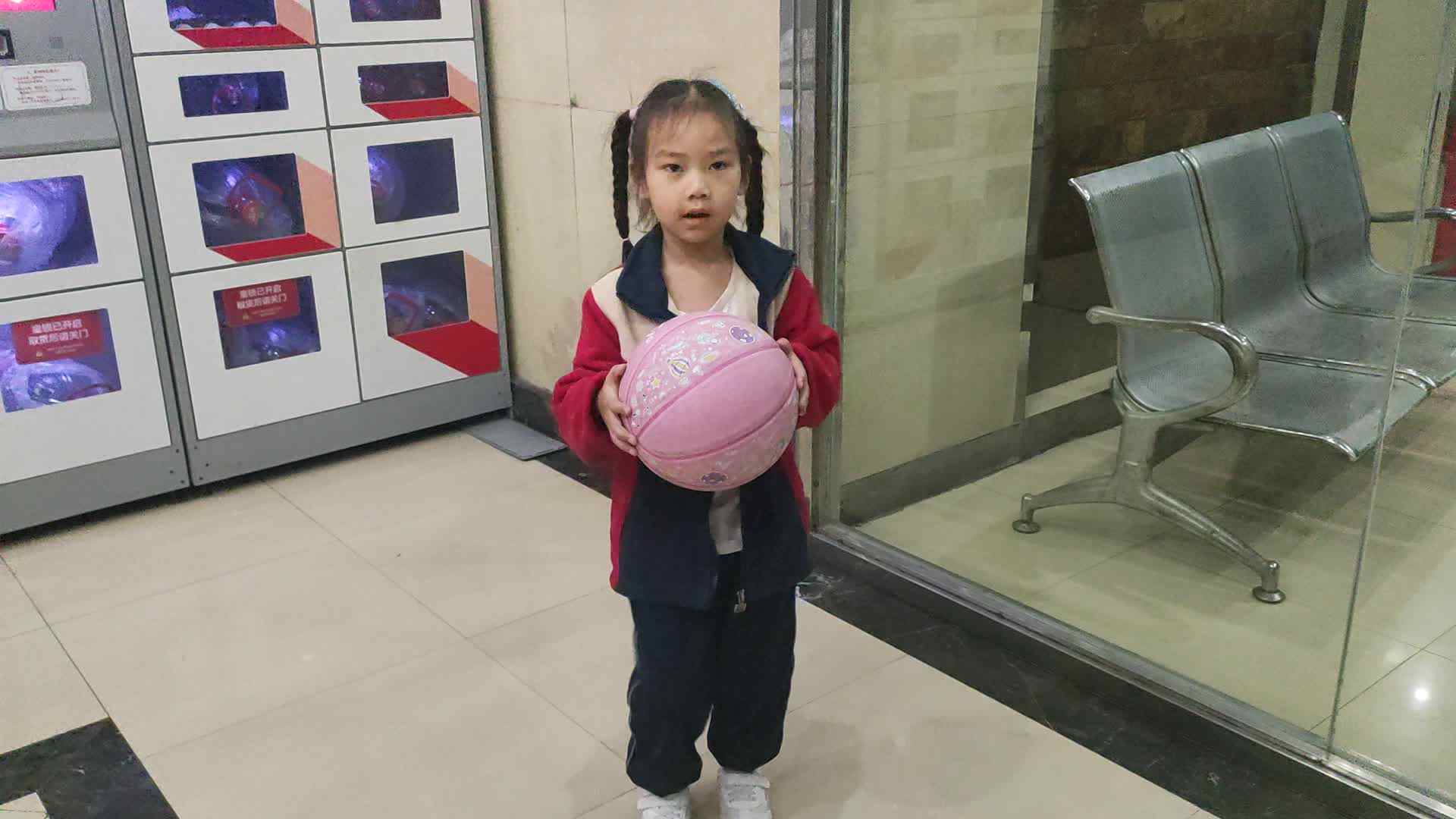 2026.3.11学前A班张弦思-拍篮球.mp4