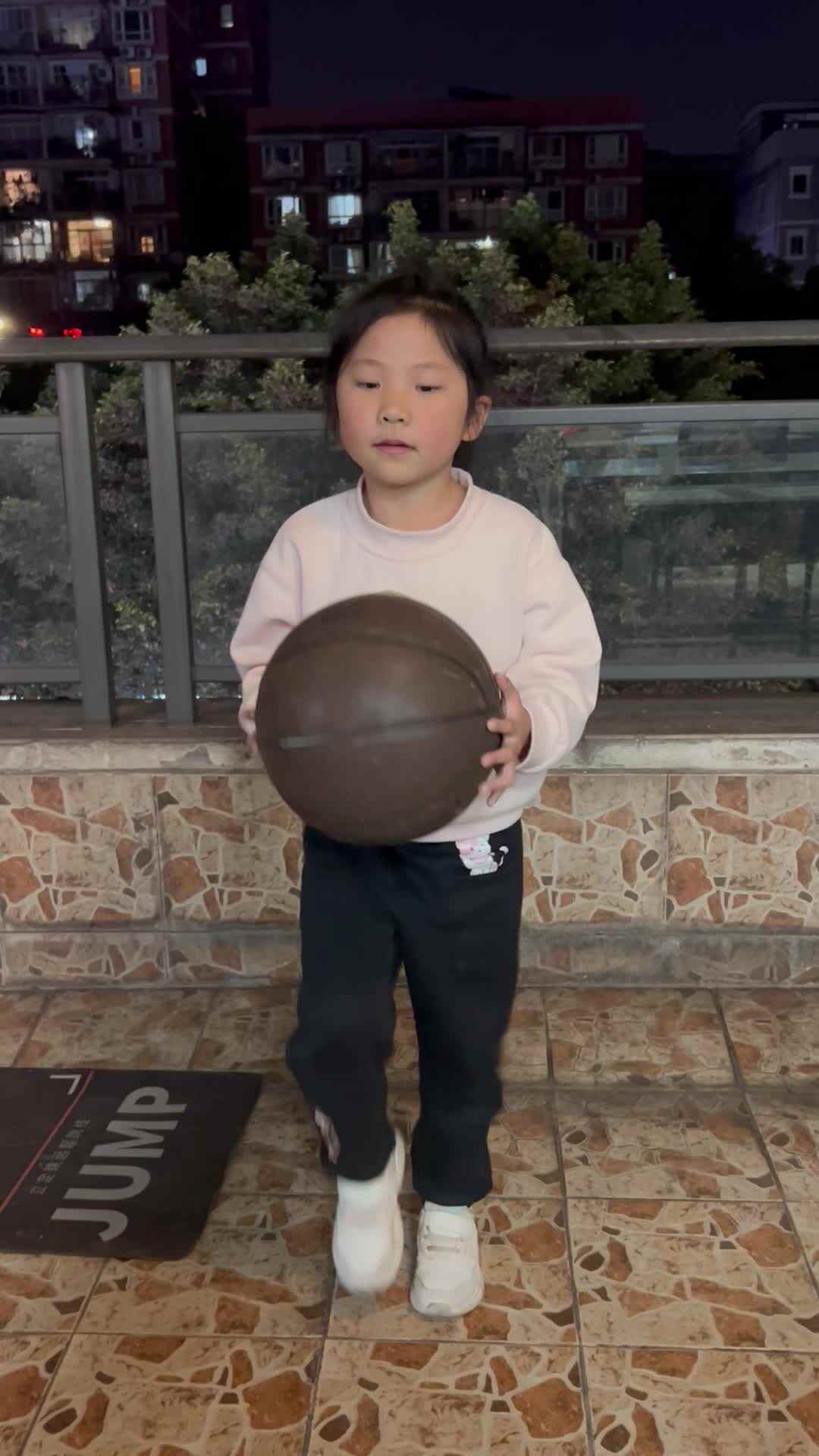 3.11学前B班李瑞溪篮球操练习