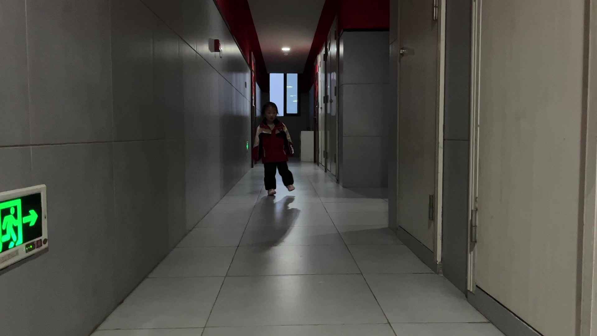 实验小班11号 陈舒梦 双脚连续跳练习