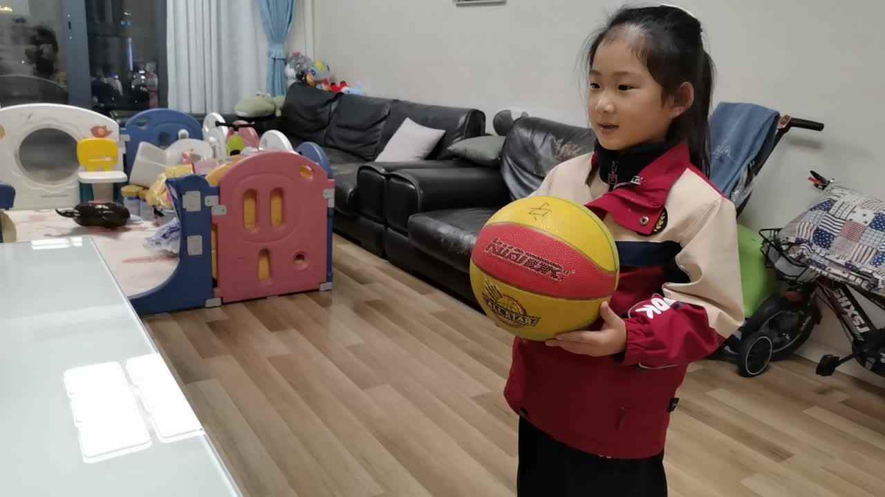 VID_20260309_204854.mp4学前B班宁汐言体能训练篮球操练习。