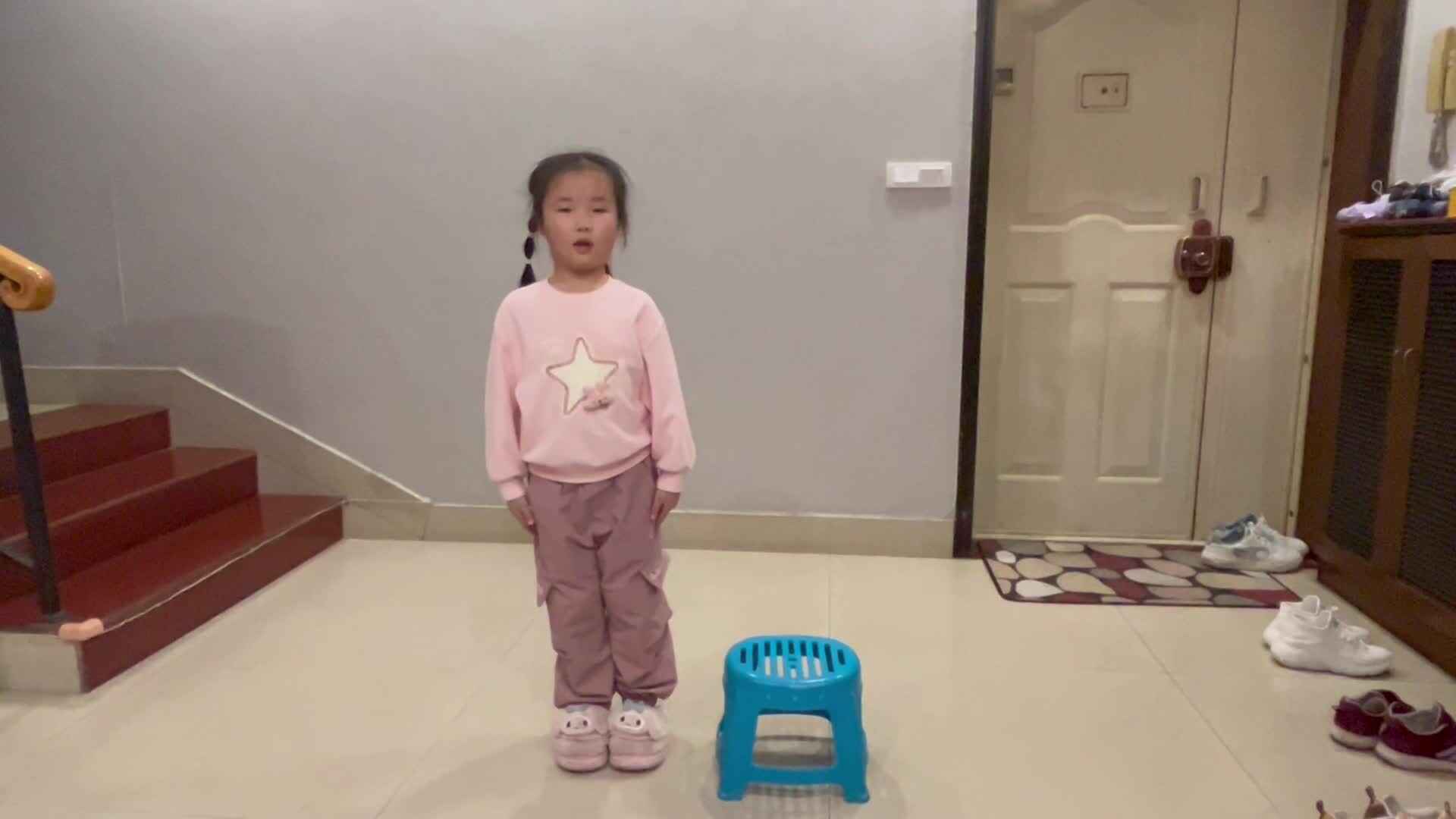 3.6学前A班赵欣奕练习端椅子