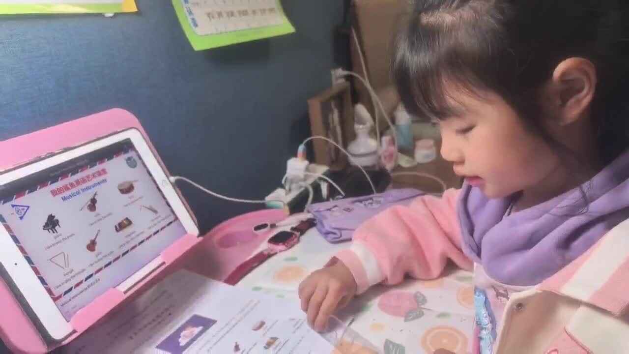 3.18 学前B班 徐子伊 看英语视频