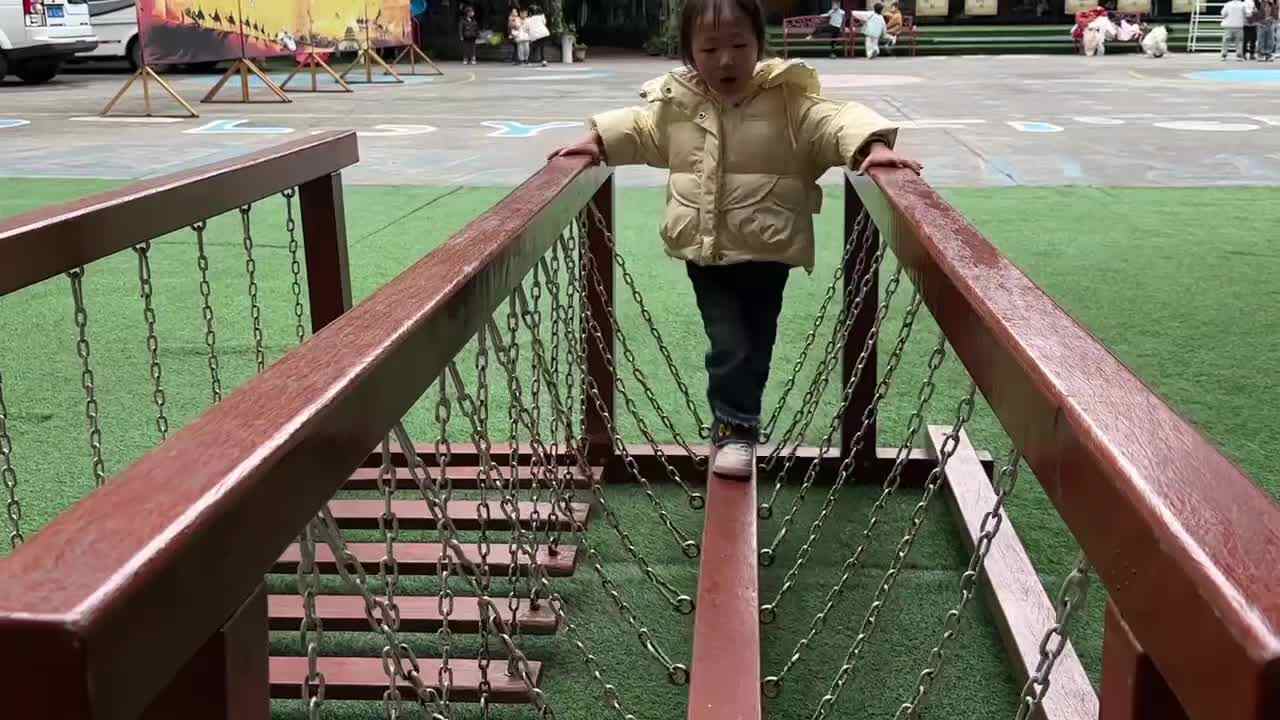 2026.3.19实验小班11号陈舒梦—玩荡桥