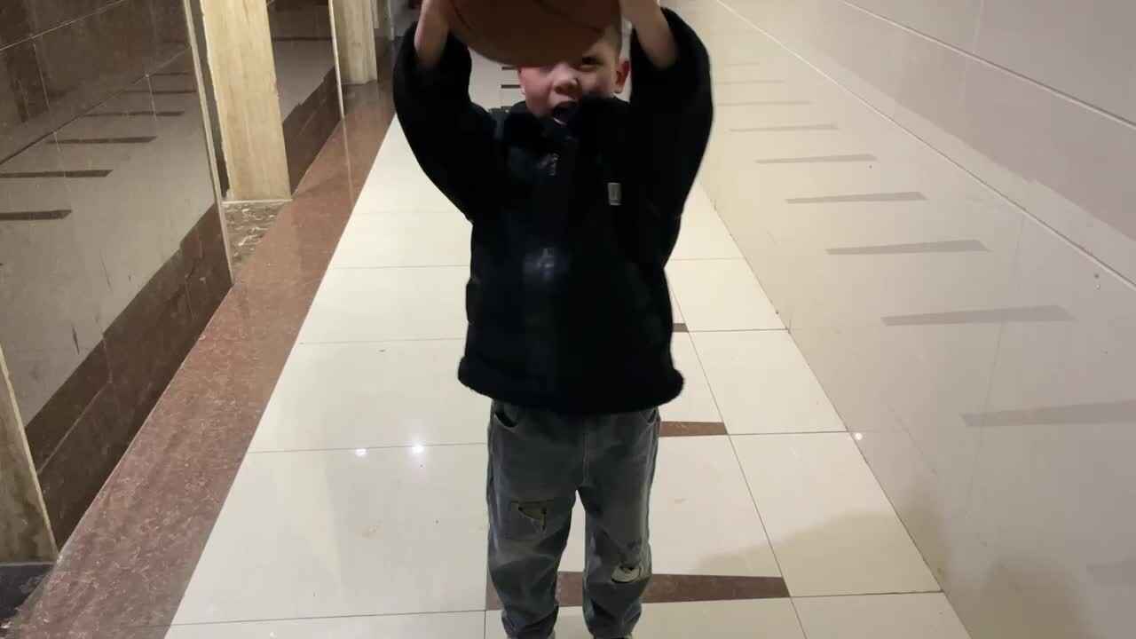 ⁣⁣3.19 学b 田熙辰（拍篮球练习） trim.24CD2F1B-DF3D-4EEB-B3BD-8CEBBD16D32C.MOV