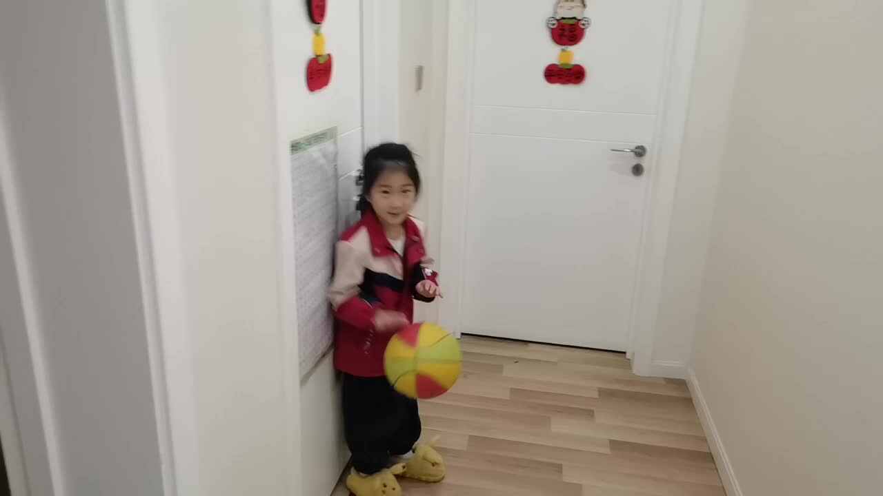 VID_20260310_175326.mp4学前B班宁汐言体能训练篮篮球练习。