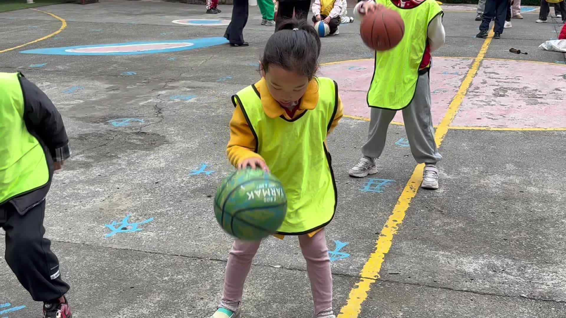 2026.3.5学前B班温欣——拍篮球