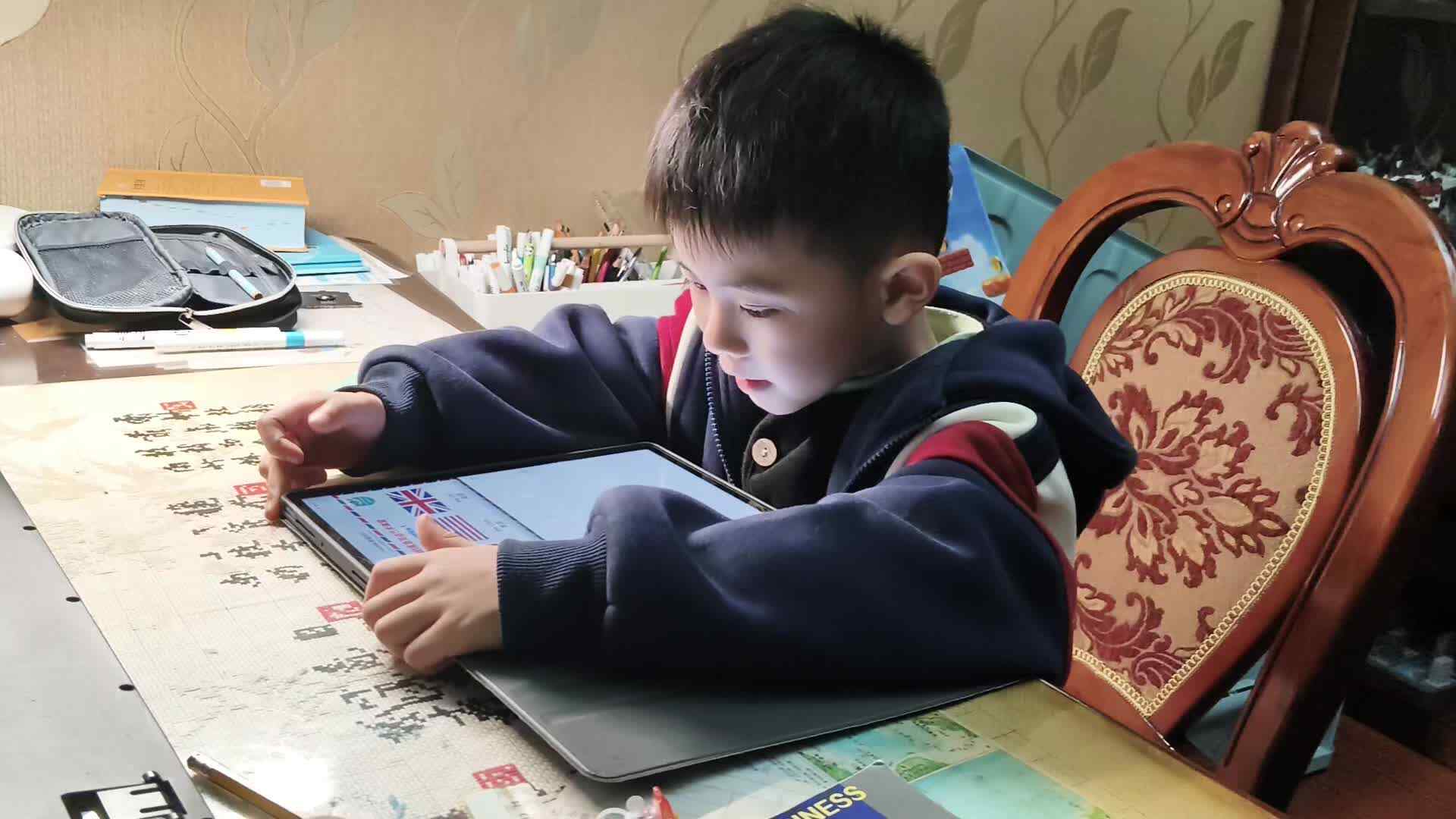 学b刘倬宇看英语视频二20260328.mp4