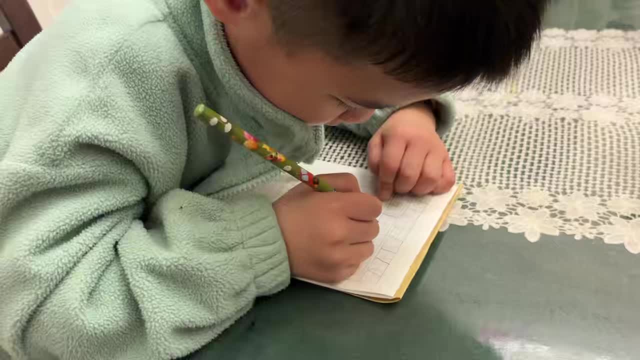 ⁣⁣大A班刘奕宸练习写数字1.mp4