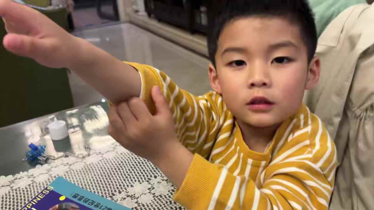 ⁣2026.3.26大A班刘奕宸生活练习挽衣袖.mp4