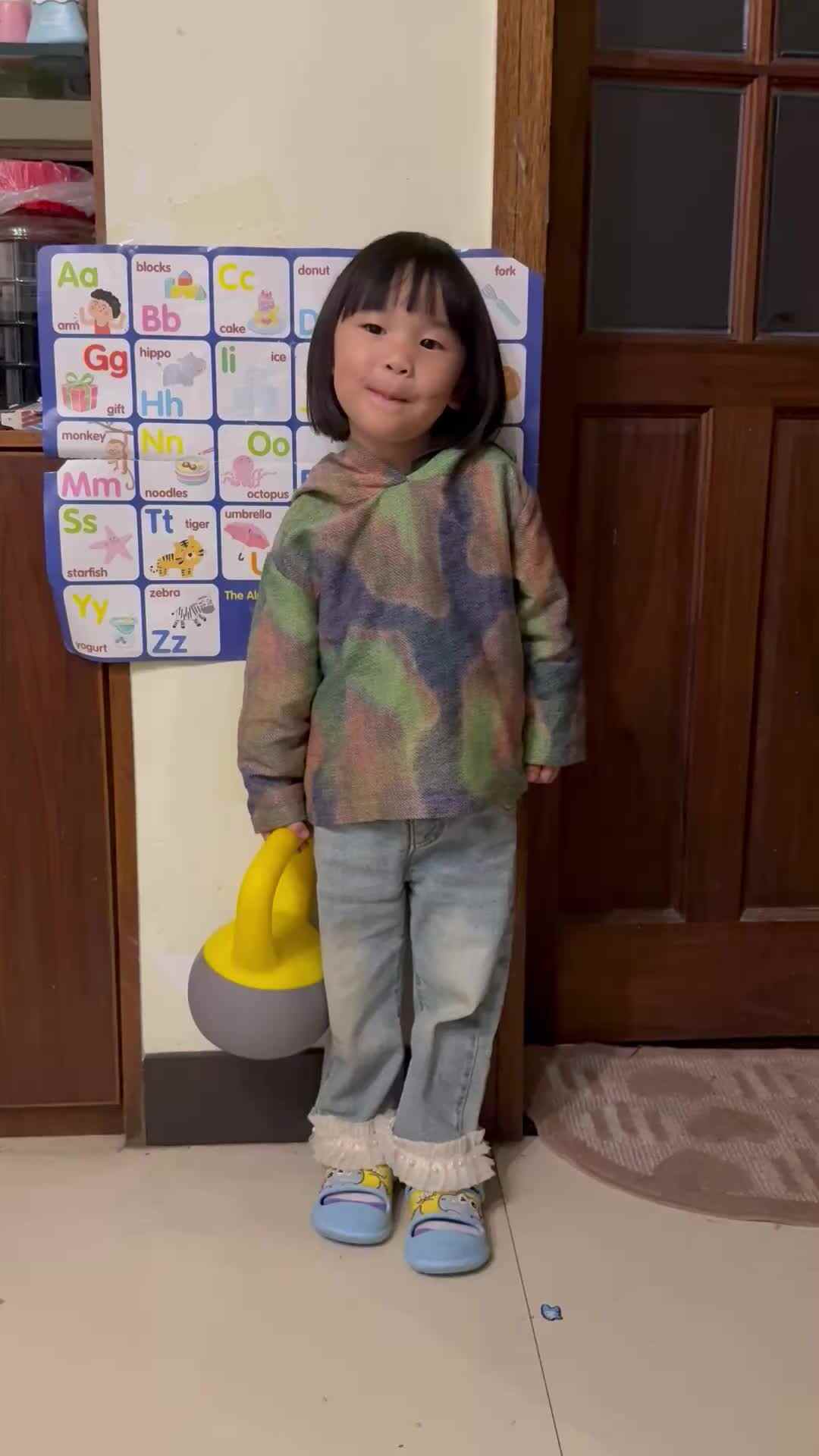 米修作业打卡单脚站立.mov