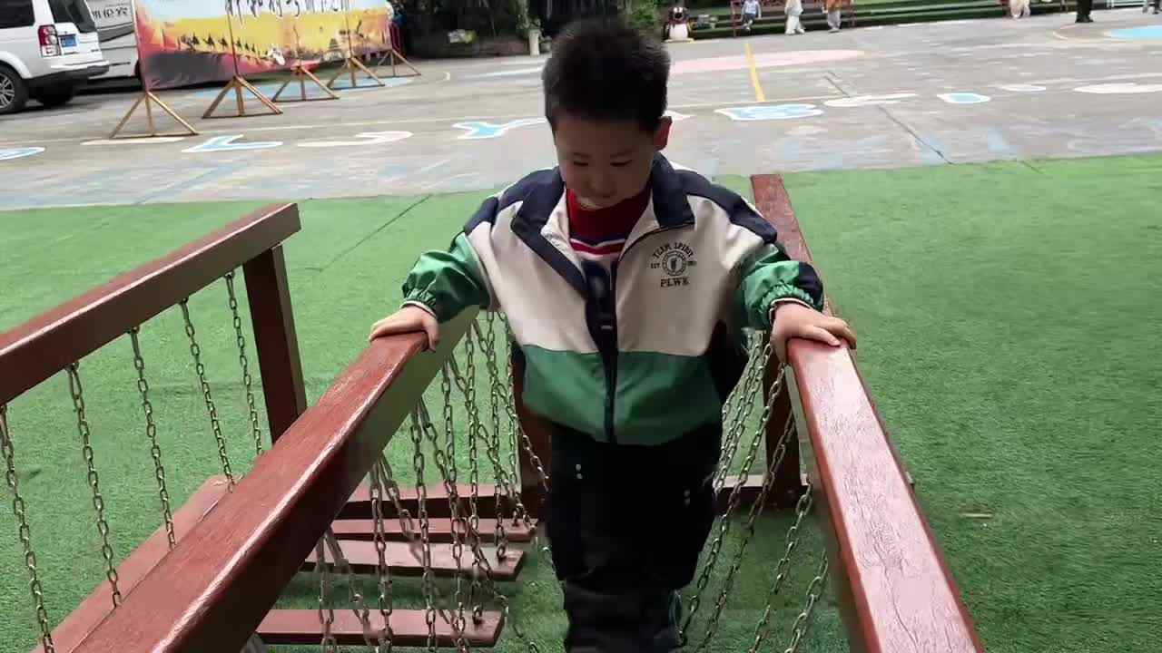 2026.3.19实验小班8号杨卓浩—玩荡桥