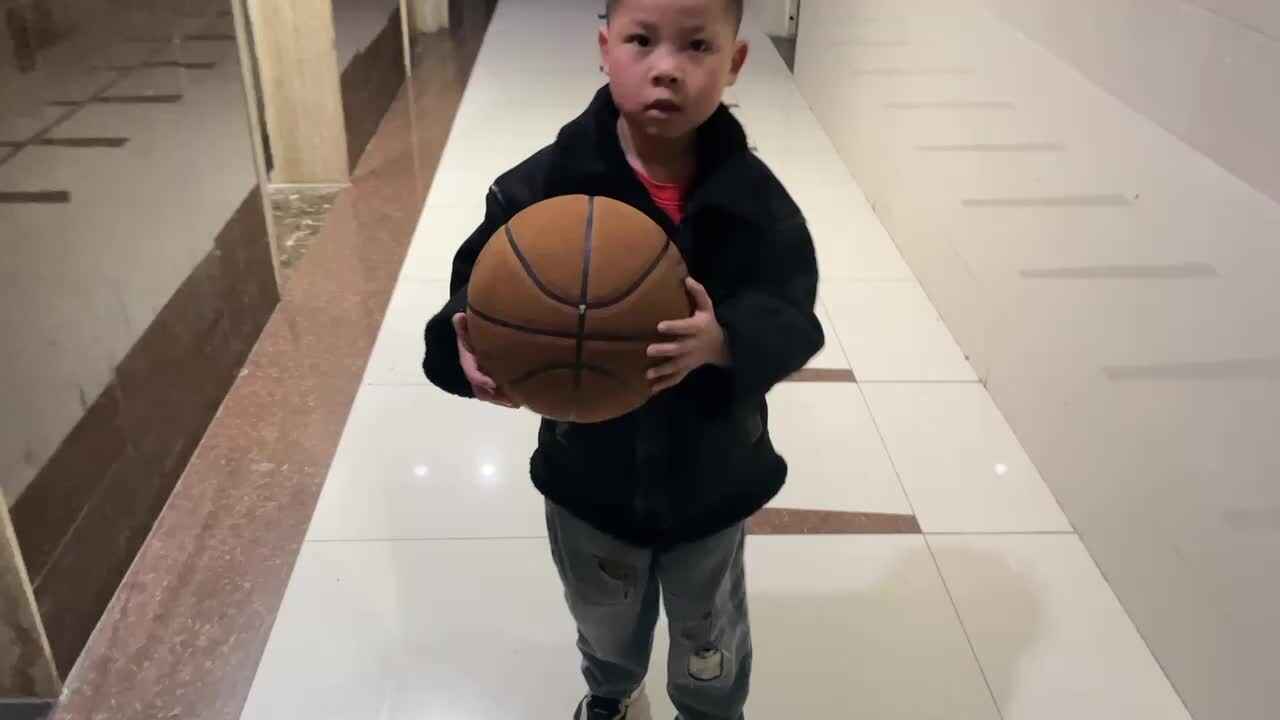3.17 学b 田熙辰（拍篮球练习） trim.68850370-0C0C-483D-8732-B5EC7456AD26.MOV