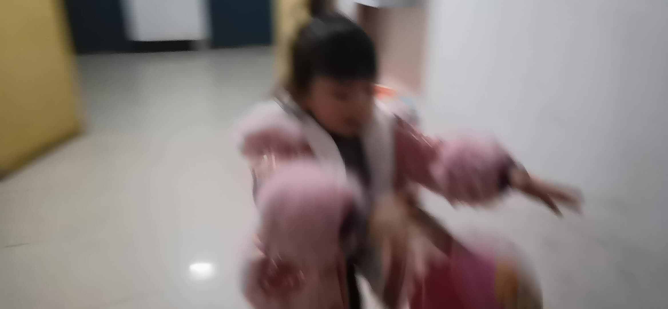 实验大班马司雨练习双手拍球