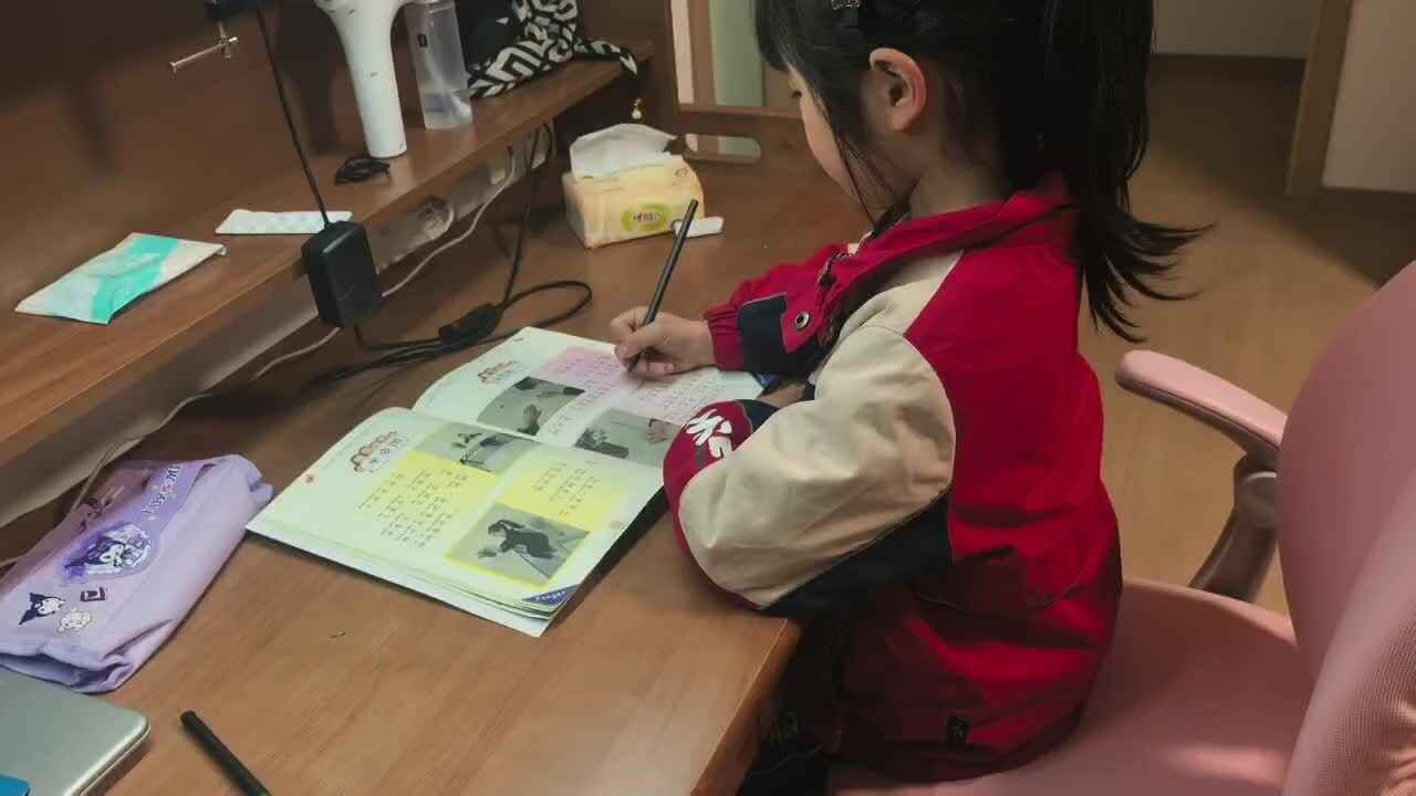 学前B班 徐子伊  坐姿和指读