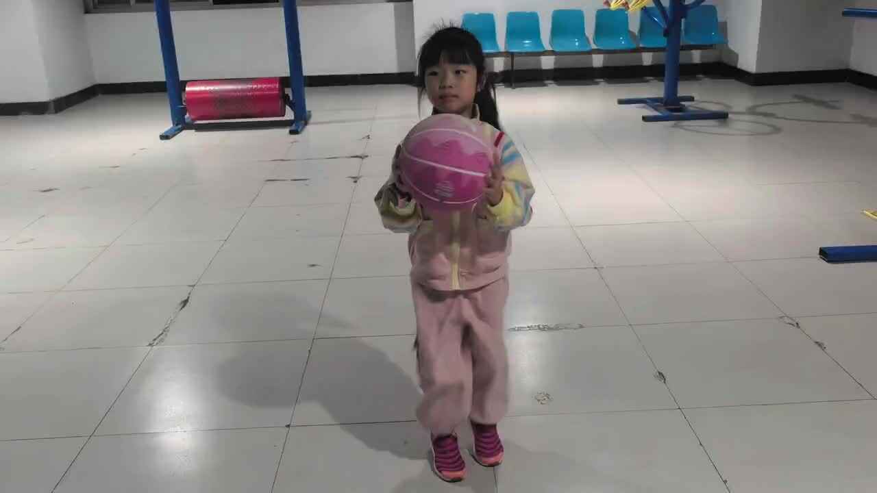 学前B班  徐子伊  拍球练习