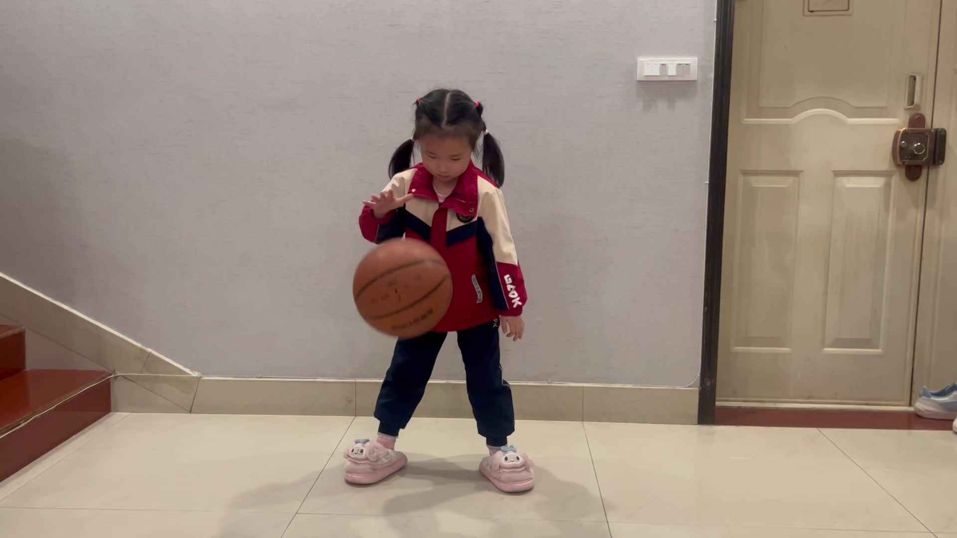 3.2学前A班赵欣奕单手拍球