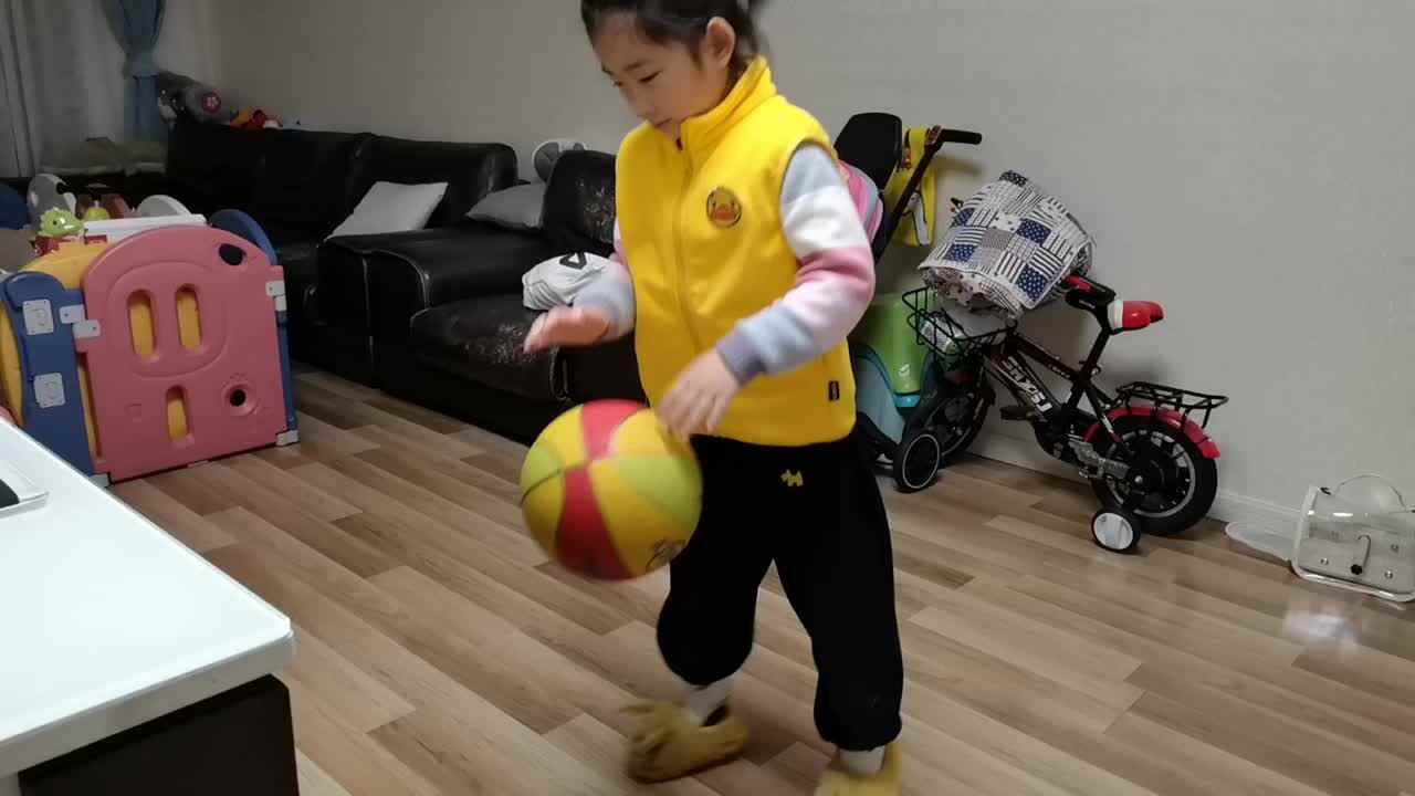 VID_20260326_202712.mp4学前B班宁汐言体能训练，篮球操练习。