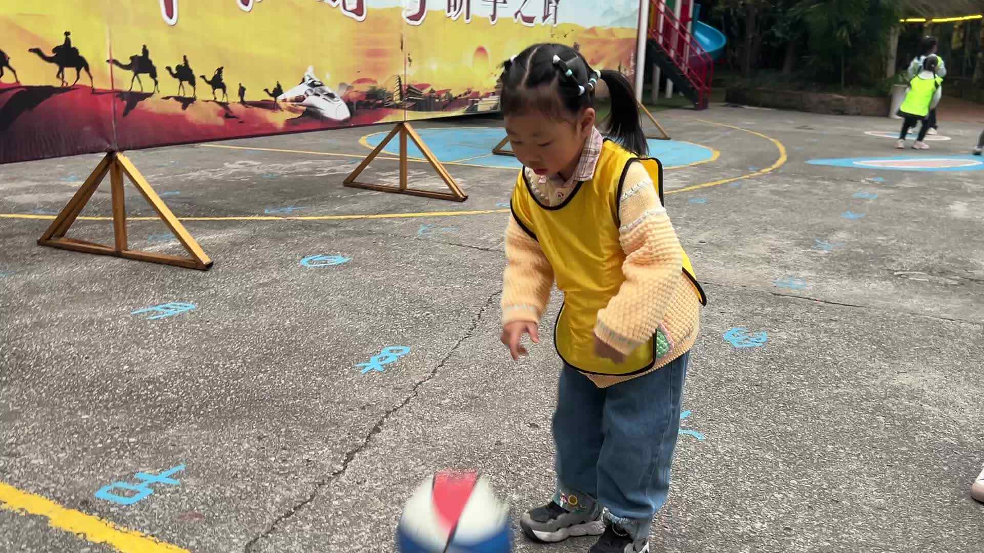 2026.3.9学A班张艺涵———拍篮球