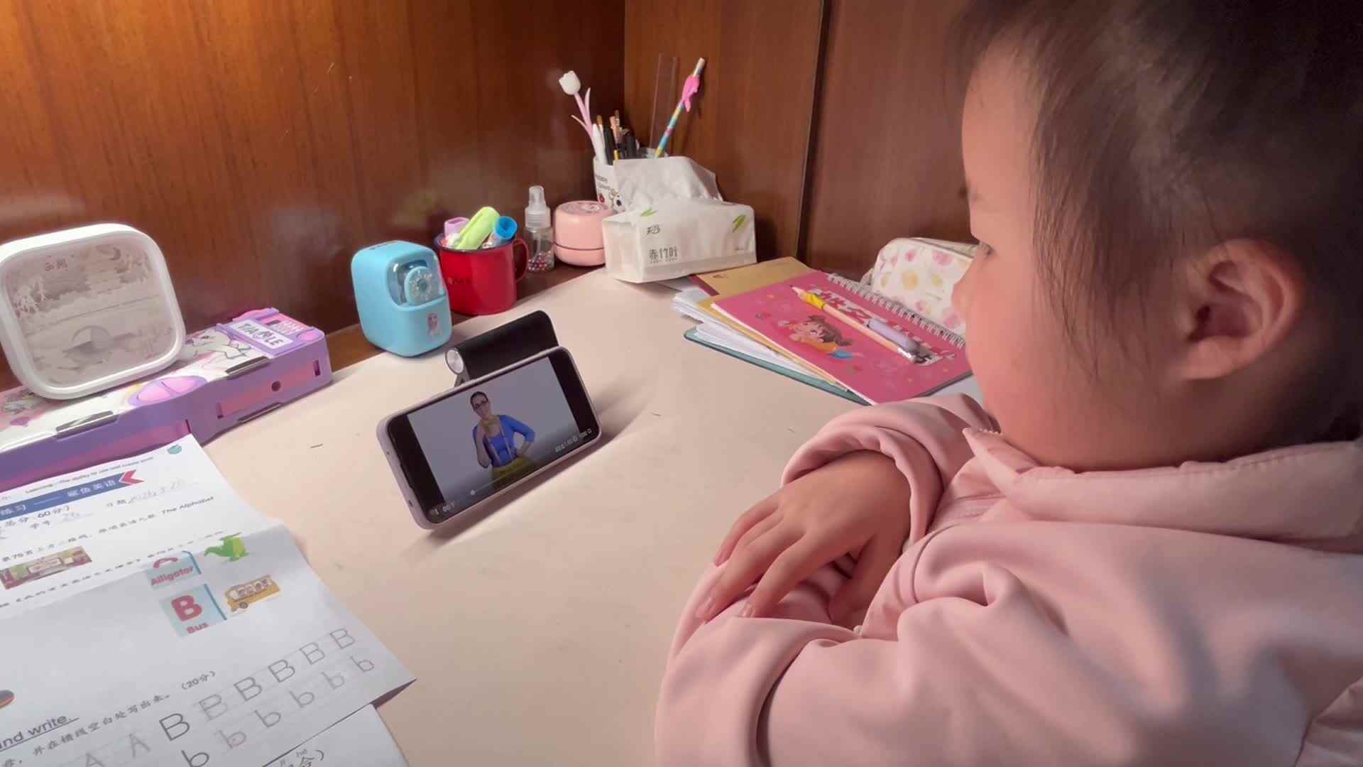 3.20学前A班赵欣奕观看英语学习视频