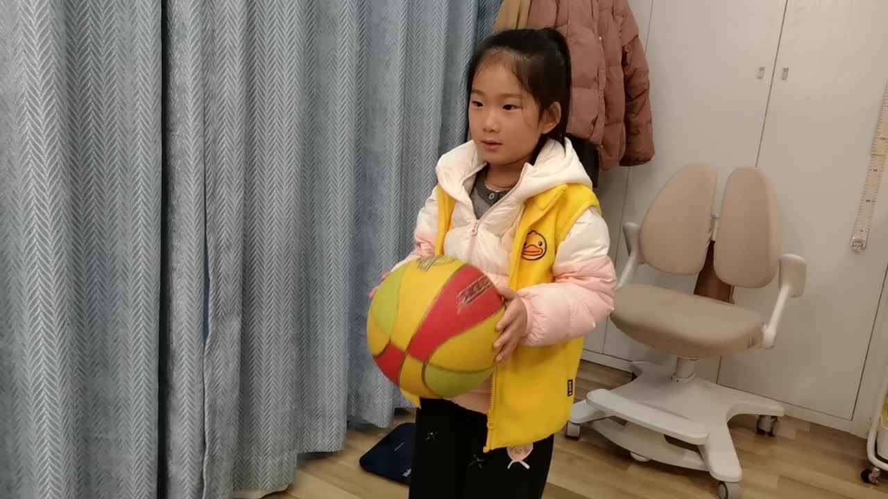 VID_20260318_185345.mp4学前B班宁汐言体能训练，篮球操练习。