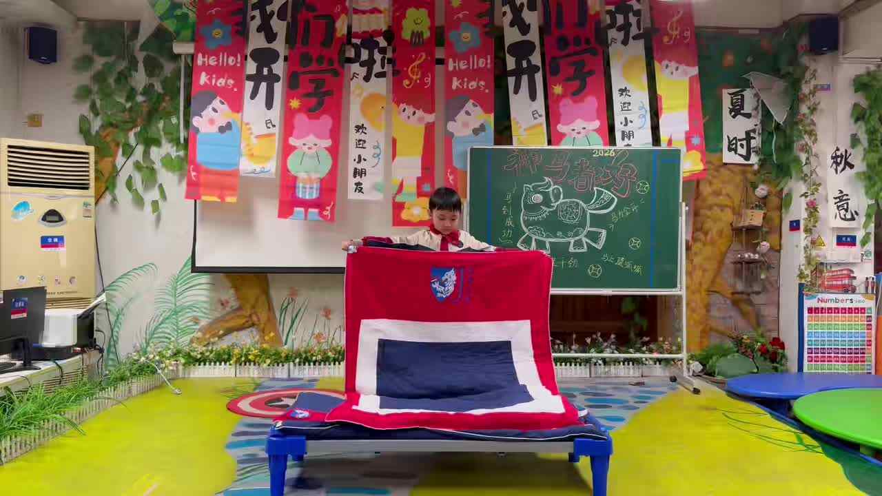 5号杨烁暄整理床铺.mp4